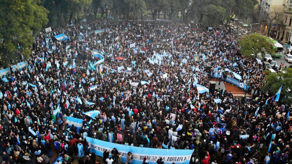 Banderazo en parque lezama en apoyo de cristina kirchner 6855e0a632d54.jpeg