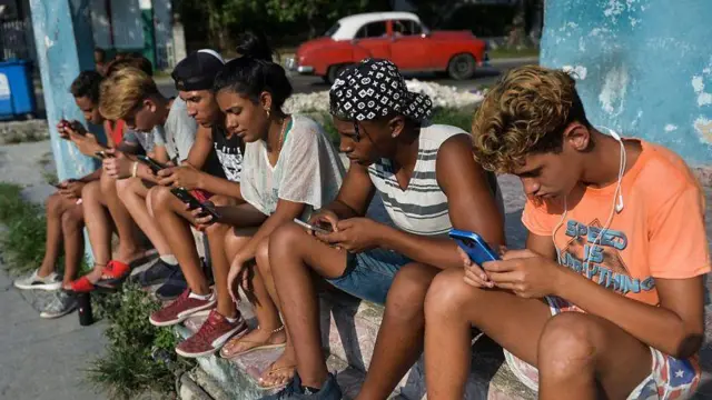 «no puedes comprar un paquete de datos porque ya te quedas sin comer»: la ola de malestar en cuba por el aumento de las tarifas de internet 68421af755793.webp