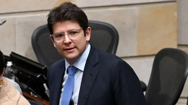 Quién es miguel uribe turbay, el precandidato presidencial del partido de Álvaro uribe en colombia que fue baleado en un mitin en bogotá 68450c0a990c9.webp