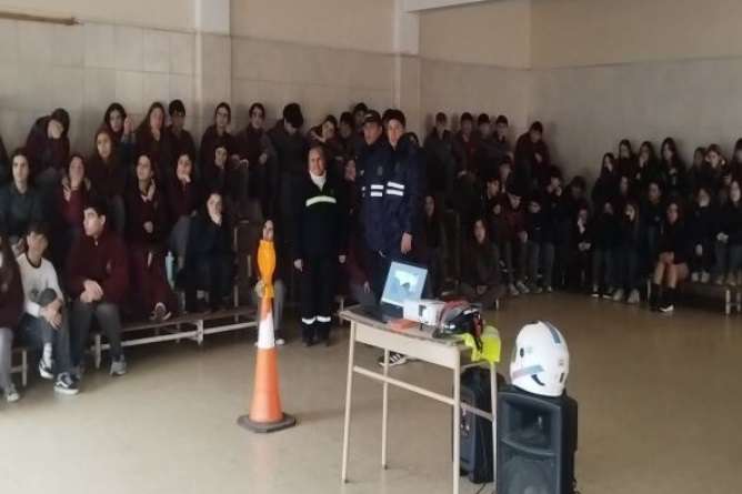 Capacitación en seguridad vial para estudiantes secundarios del instituto divino corazón