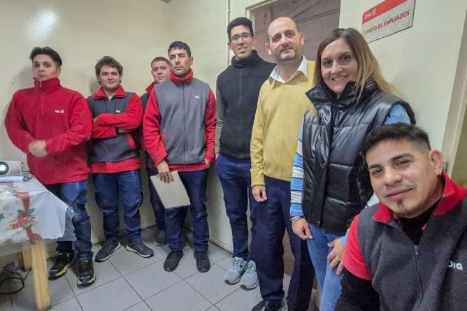 Capacitación sobre ojos en alerta para trabajadores del supermercado dia%