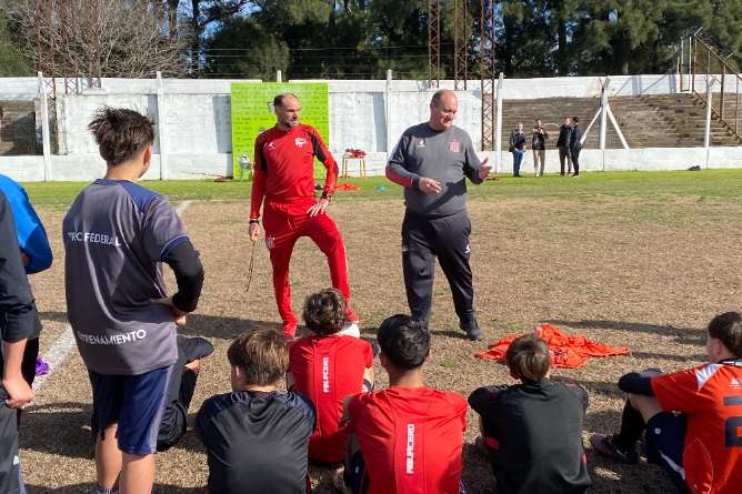 Estudiantes busca talentos en polideportivo