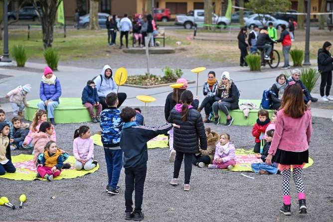 Jugando en la plaza