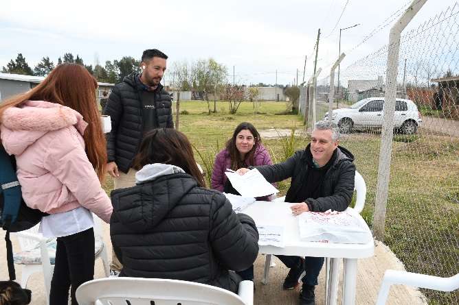 Lamuni cerca en gallo bco.