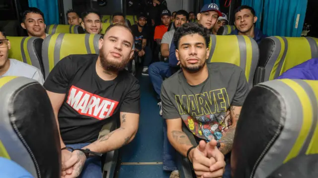 Bukele devuelve a caracas a los migrantes deportados por ee.uu. a el salvador a cambio de la liberación de 10 estadounidenses y varios presos venezolanos 687acb6ea5e4e.webp