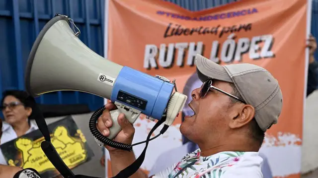 «opinar puede costar la cárcel»: cristosal, la mayor ong de derechos humanos de el salvador, abandona el país 6879c809ecf38.webp