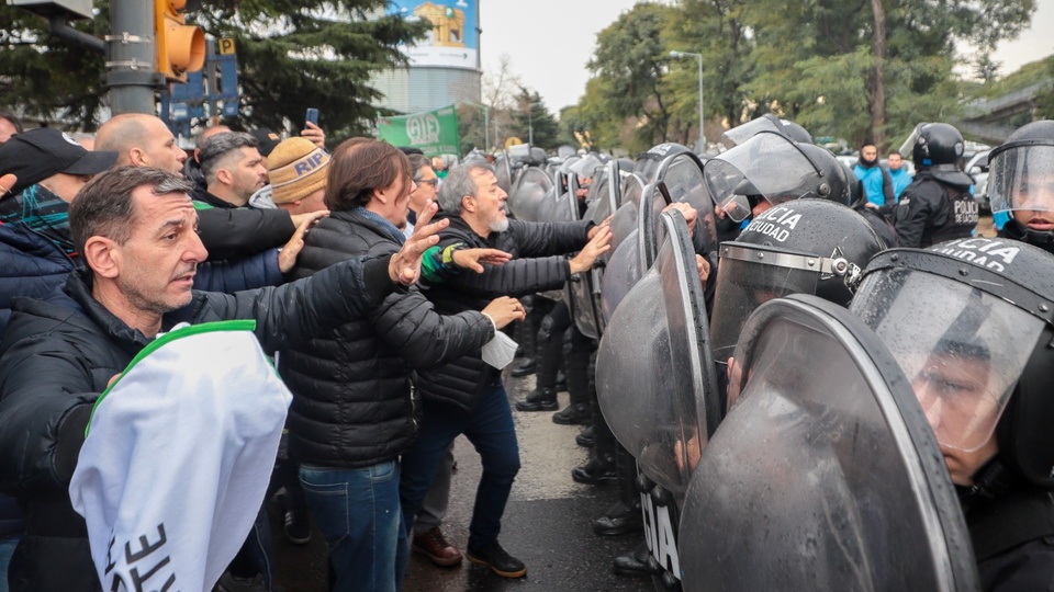 Protesta, represión y cacería de trabajadores en las puertas del inti 686c4a1e0d849.jpeg