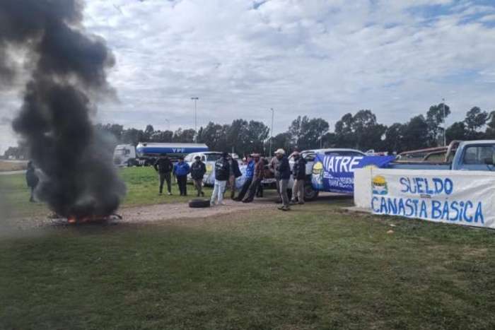 Trabajadores agrarios cortan rutas