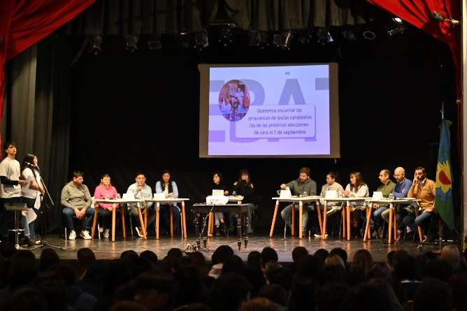 Candidatos locales debatieron en el teatro municipal brazzola