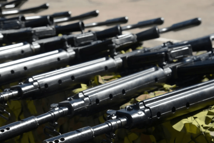 Entrega de fusiles a la policía militar de río de janeiro