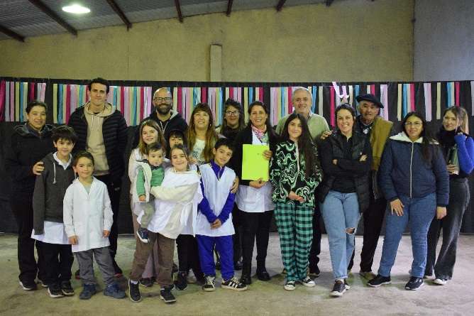 Escuela nº 16 recibió oficialmente los planos de su edificio y del sum