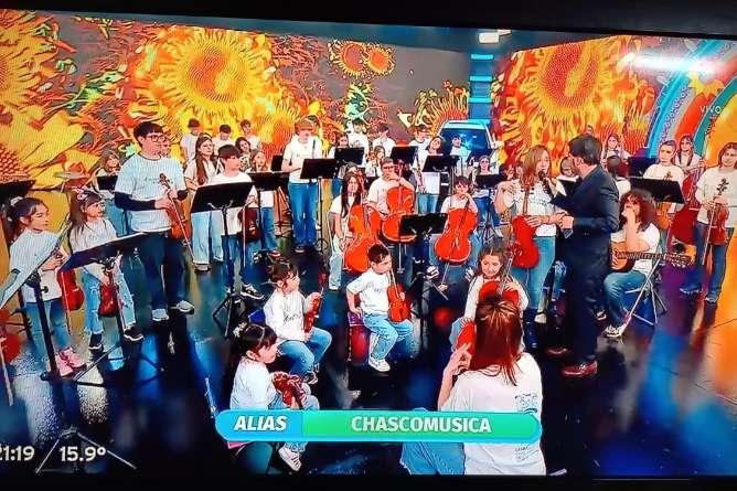 La orquesta escuela llevó su música a la televisión