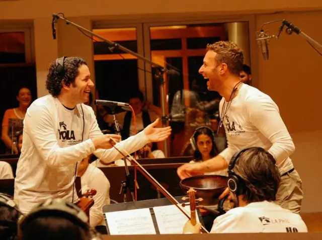 Cómo la amistad y la admiración mutua entre dudamel y chris martin llevó al sistema de orquestas de venezuela a tocar con coldplay 68ae35f14f23f.webp