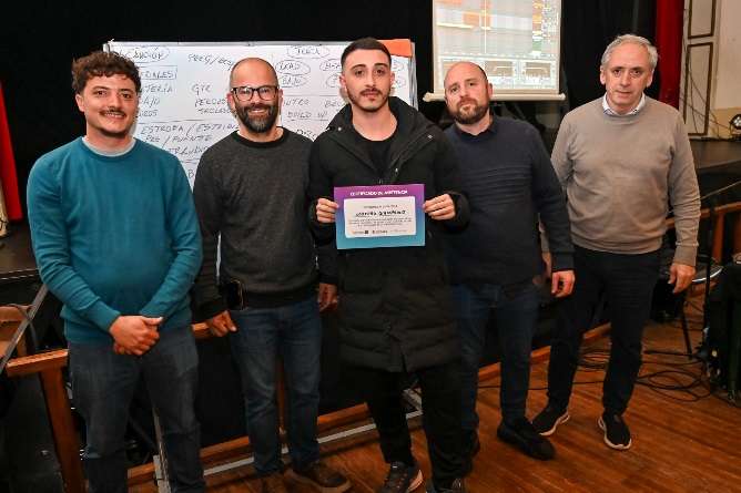Diplomas a participantes del taller de música electrónica en el teatro brazzola