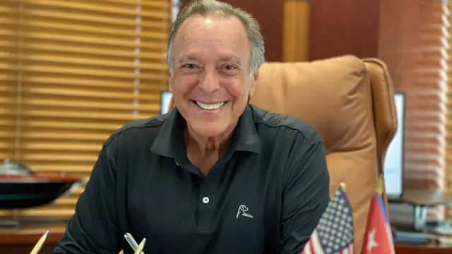 El magnate cubano que desafía a trump con incendiarios mensajes en vallas publicitarias en miami 68a4fb7411560.webp