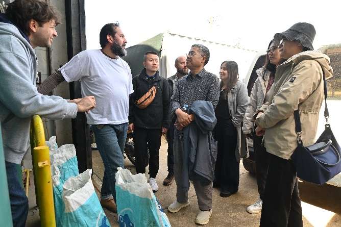 Delegación de la academia china de ciencias sociales