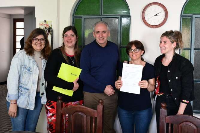 Entrega habilitaciones a cocinas familiares