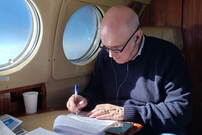 Espert a bordo del avión privado