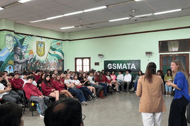 Jovenes estudiantes en atalaya