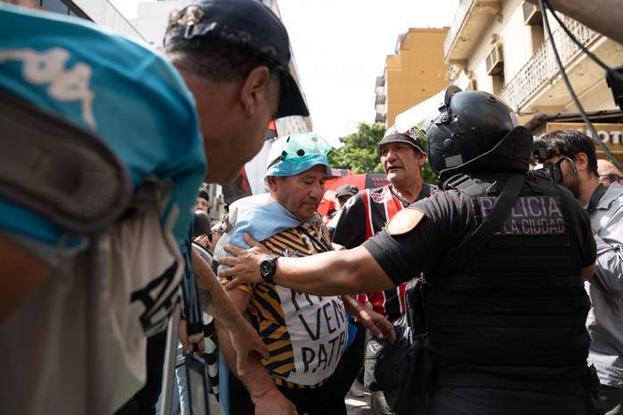 Otra represión y un jubilado fracturado