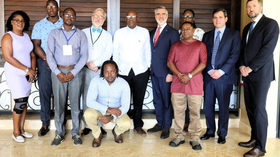 El gobierno mandó a funcionarios al caribe con pasaje en primera y un hotel cinco estrellas de 600 dólares 68f56621577cb.jpeg