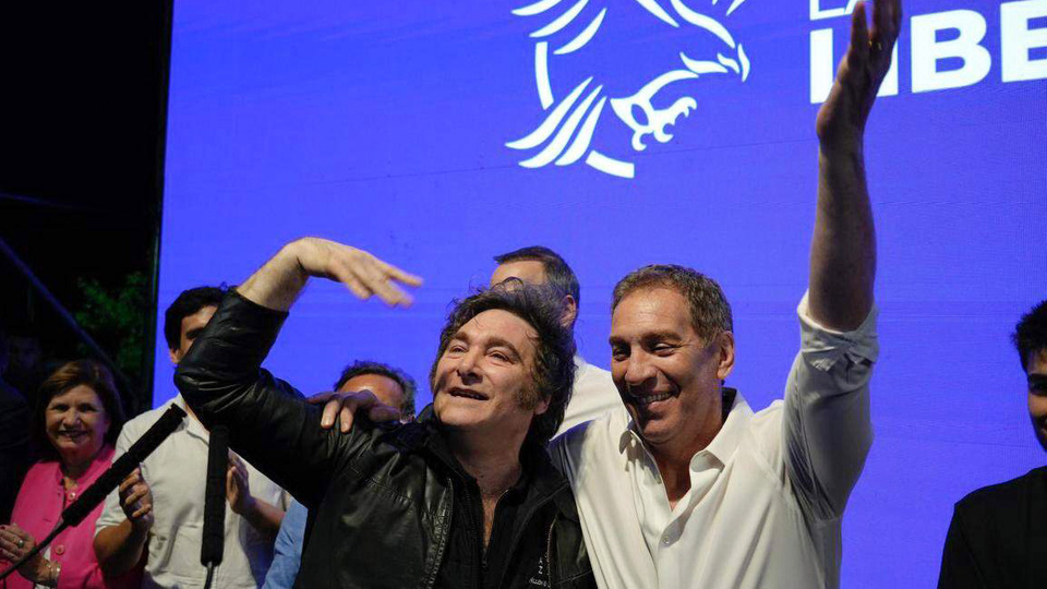 Santilli se prueba el traje de virtual ministro de interior 68fff21a9cd72.jpeg