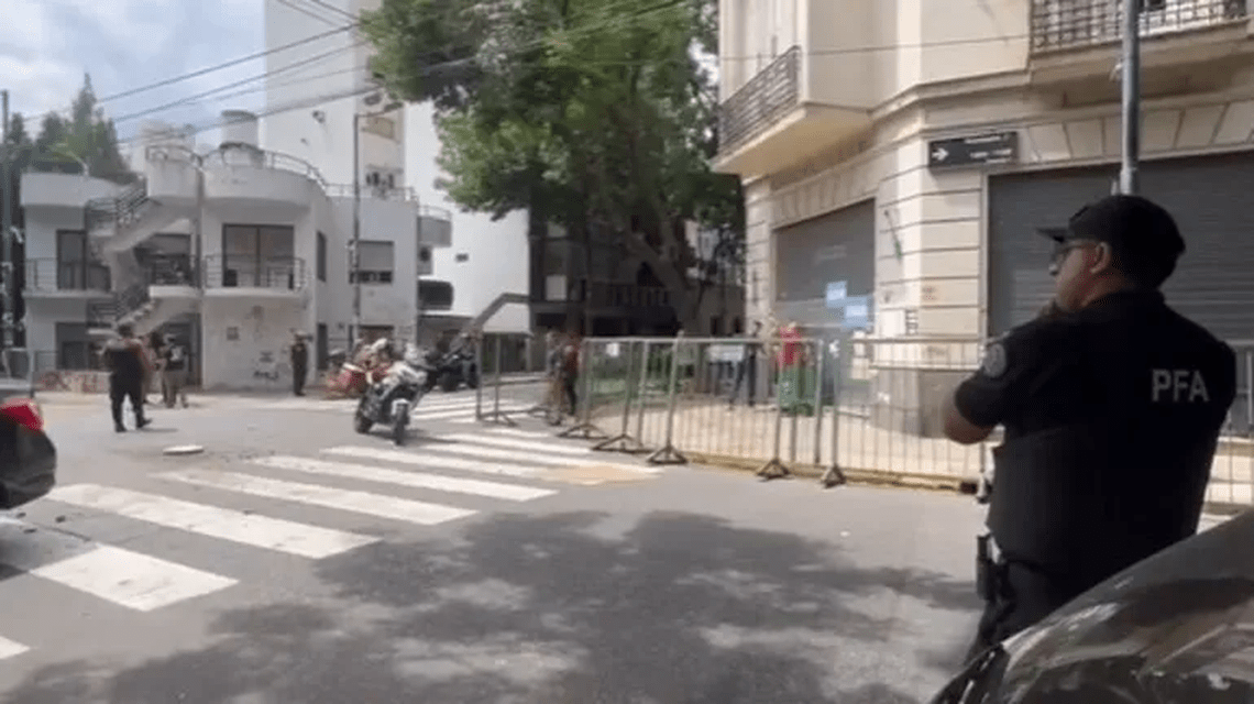 Huía de la policía y chocó a un taxi